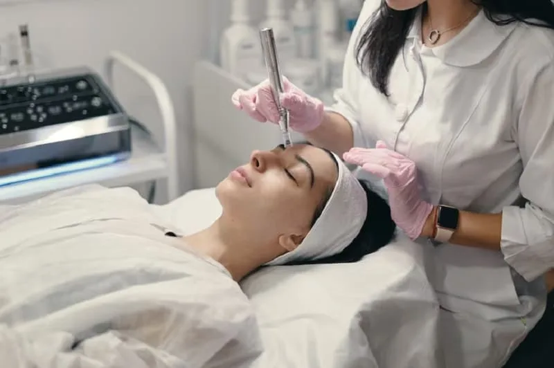 Atendimento de estética em andamento no salão